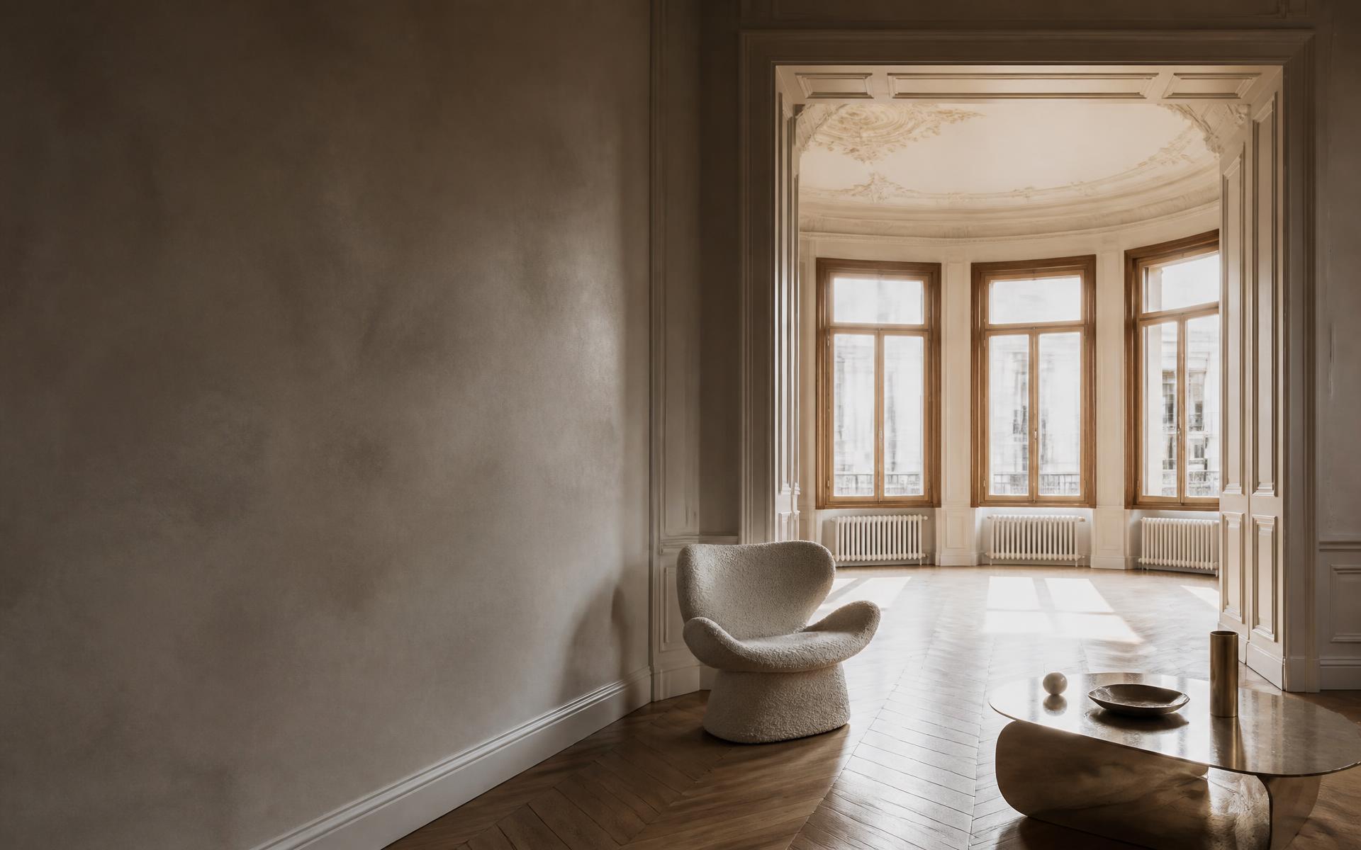 Behutsam sanierter Altbau-Innenraum mit Stuck und Parkett